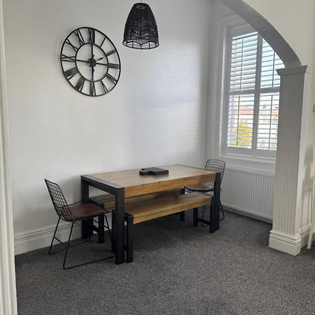 Spacious Victorian Birkdale Apartment With Garden Southport Eksteriør bilde
