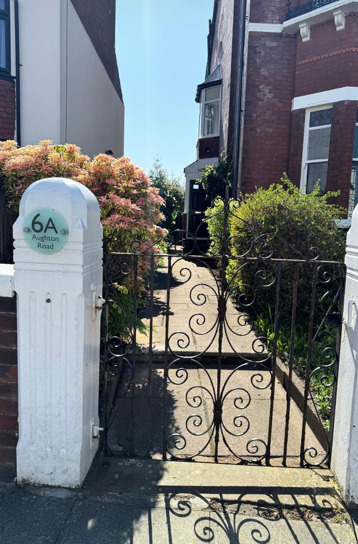 Spacious Victorian Birkdale Apartment With Garden Southport Eksteriør bilde